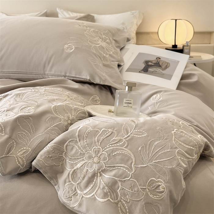 91家纺网 家纺一手货源 找家纺 艾莱家纺 2024新款A类新疆长绒棉加厚柔顺磨毛四件套-烂漫花开（风格二） 花开烂漫-大麦灰