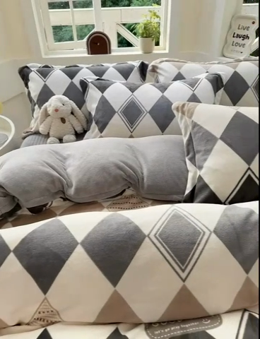 91家纺网 家纺一手货源 找家纺 梦可莱家居 2024秋冬牛奶绒韩系ins印花床盖四件套 菱形格