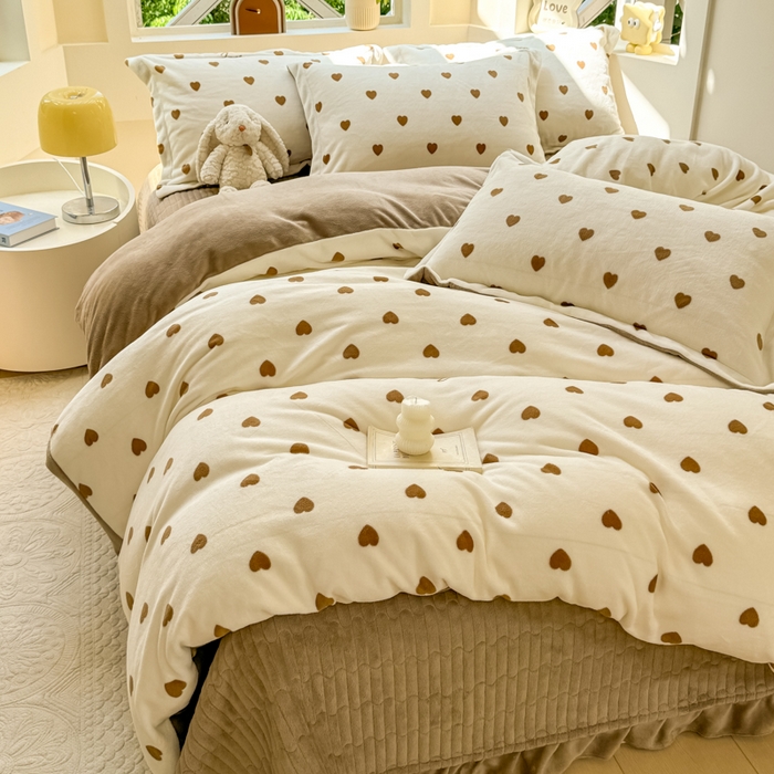 91家纺网 家纺一手货源 找家纺 梦可莱家居 2024秋冬牛奶绒韩系ins印花床盖四件套 卡爱心