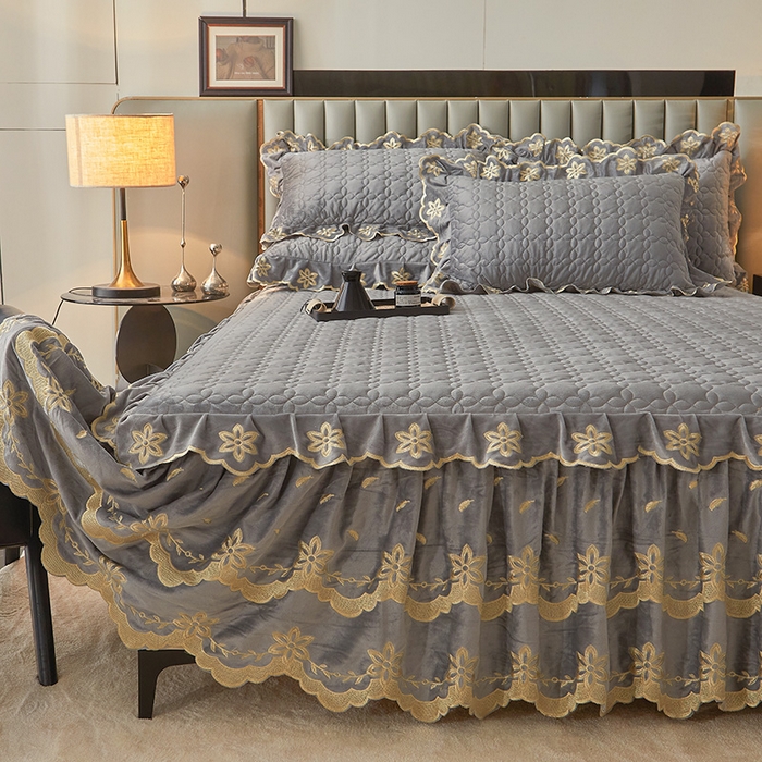 91家纺网 家纺一手货源 找家纺 虹星家纺 2024新款可拆卸宝宝绒夹棉床裙三件套-盛世芳华 盛世芳华 梦灰