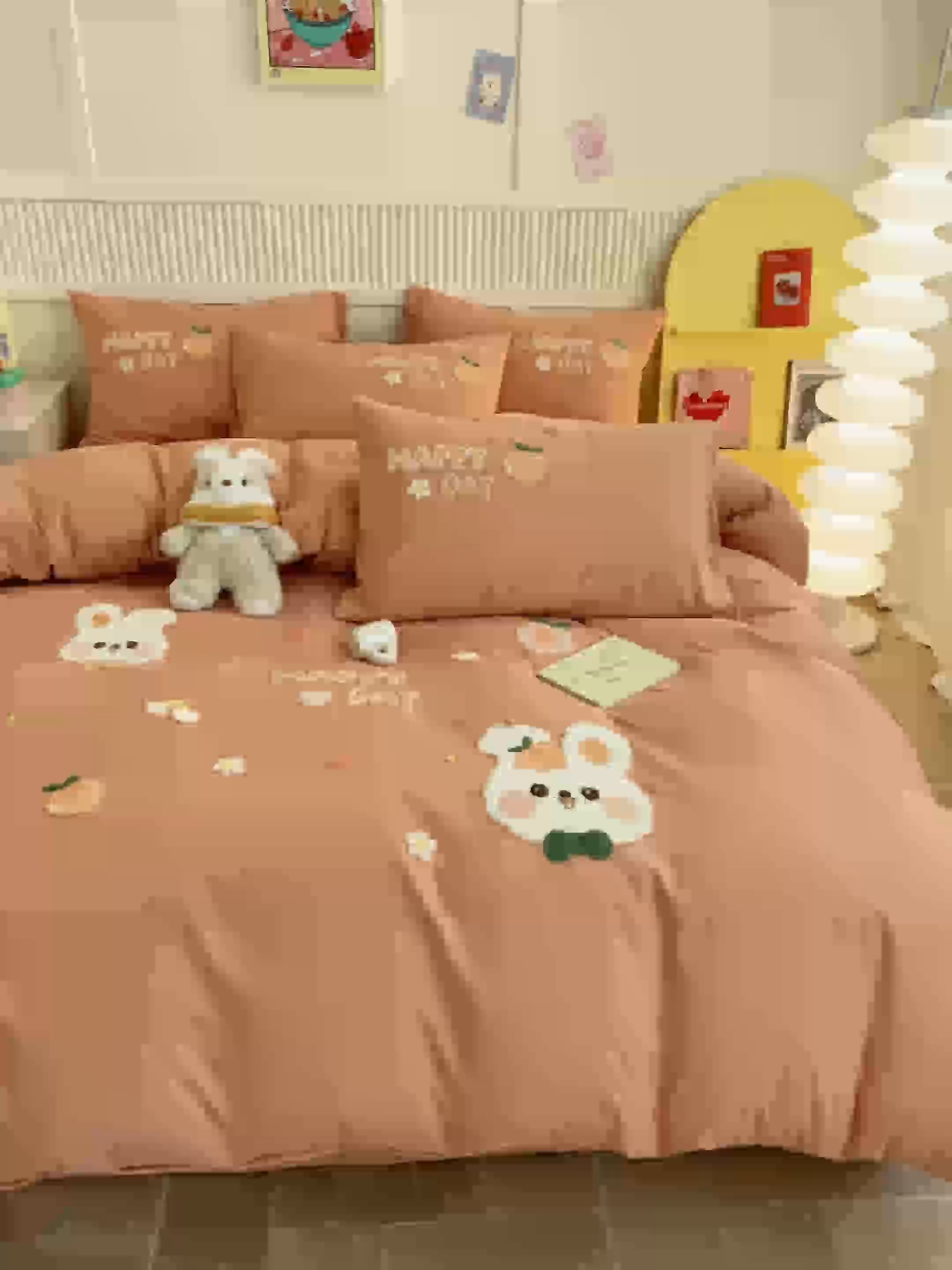 91家纺网 家纺一手货源 找家纺 一左一右 2024新款亲肤磨毛水洗棉立体毛巾绣花卡通四件套儿童学生三件套床笠（提供买家秀） 快乐兔兔-砖红