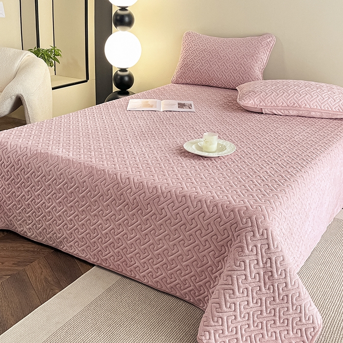 91家纺网 家纺一手货源 找家纺 欧邦 新款提花针织绒牛奶绒夹棉床盖四件套初见系列 初见-莱茵粉