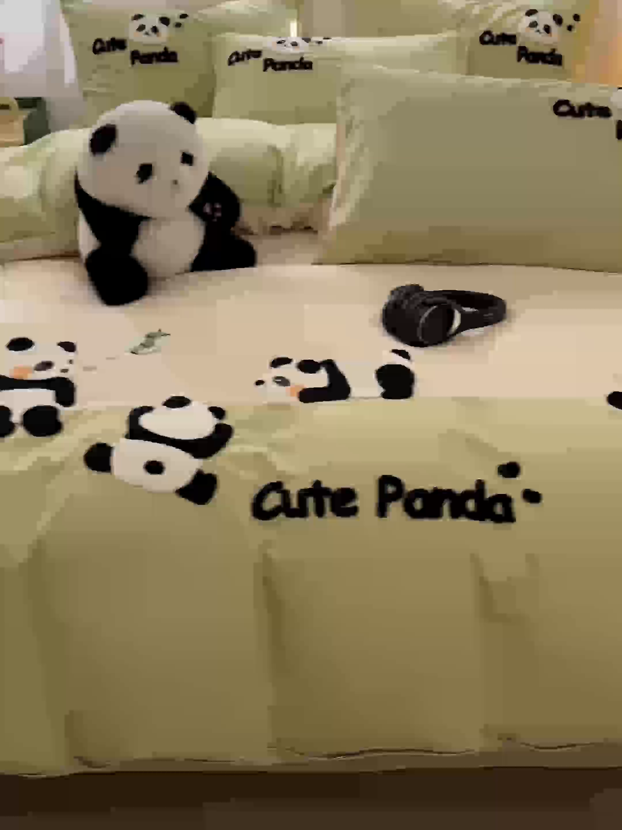 91家纺网 家纺一手货源 找家纺 一左一右 2024新款亲肤磨毛水洗棉拼接立体毛巾绣花卡通四件套儿童学生三件套床笠（提供买家秀） 熊猫派对-浅绿