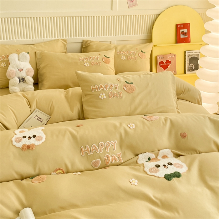 91家纺网 家纺一手货源 找家纺 一左一右 2024新款亲肤磨毛水洗棉立体毛巾绣花卡通四件套儿童学生三件套床笠（提供买家秀） 快乐兔兔-鹅黄