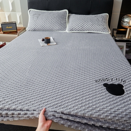 91家纺网 家纺一手货源 找家纺 极简 2024新款獭免绒刺绣款床笠-维尼熊 维尼熊-浅灰