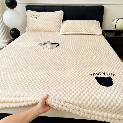 91家纺网 家纺一手货源 找家纺 （总）极简 2024新款獭免绒刺绣款床笠-维尼熊