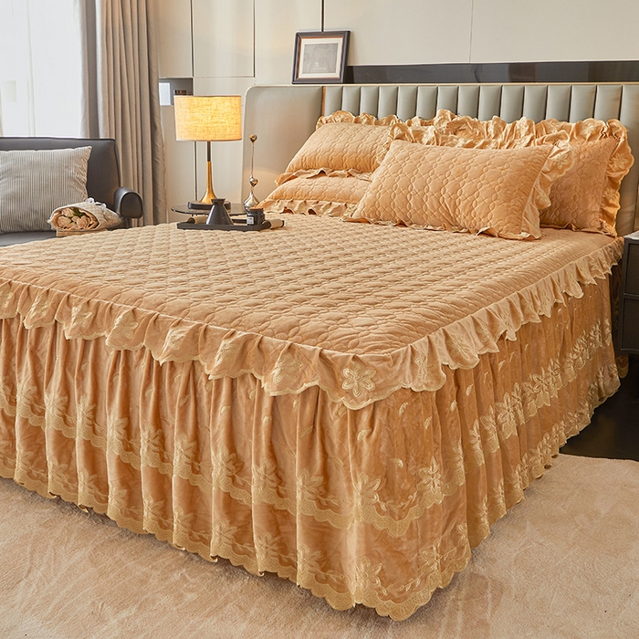 91家纺网 家纺一手货源 找家纺 虹星家纺 2024新款可拆卸宝宝绒夹棉床裙三件套-盛世芳华 盛世芳华 暖杏