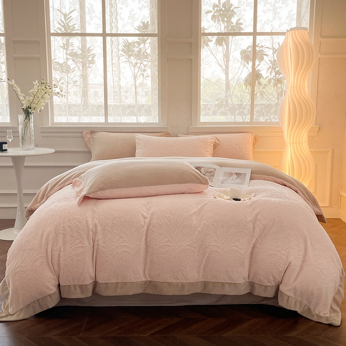 91家纺网 家纺一手货源 找家纺 2024新款A类雕花绒牛奶绒四件套宝宝绒婴儿绒床单被套保暖套件新品-米鹿提 白桃色