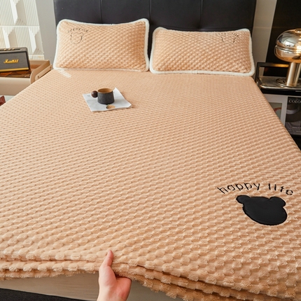 91家纺网 家纺一手货源 找家纺 极简 2024新款獭免绒刺绣款床笠-维尼熊 维尼熊-焦黄