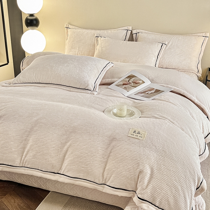 91家纺网 家纺一手货源 找家纺 欧邦 新款提花针织绒牛奶绒夹棉床盖四件套初见系列 初见-米白