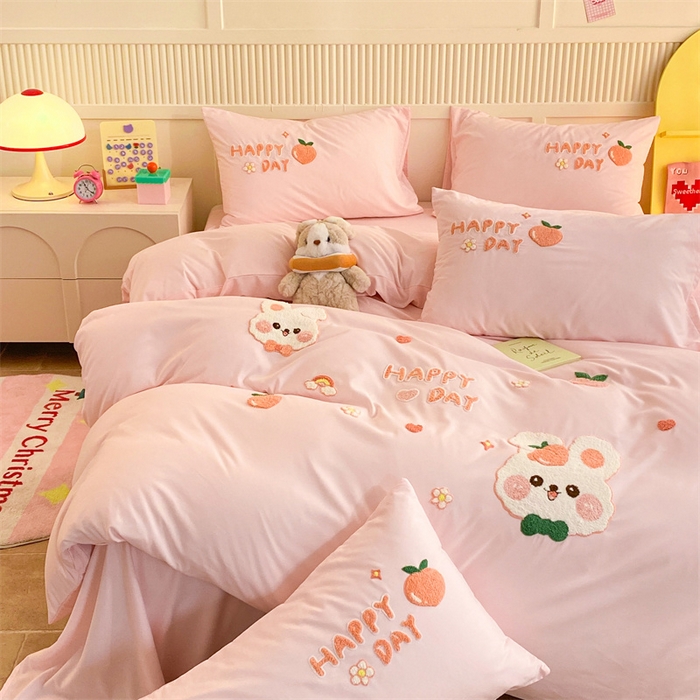 91家纺网 家纺一手货源 找家纺 一左一右 2024新款亲肤磨毛水洗棉立体毛巾绣花卡通四件套儿童学生三件套床笠（提供买家秀） 快乐兔兔-粉玉