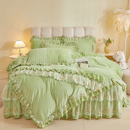 91家纺网 家纺一手货源 找家纺 （总）瑞宝 2025新款高克重宝宝绒刺绣床裙四件套-粉黛