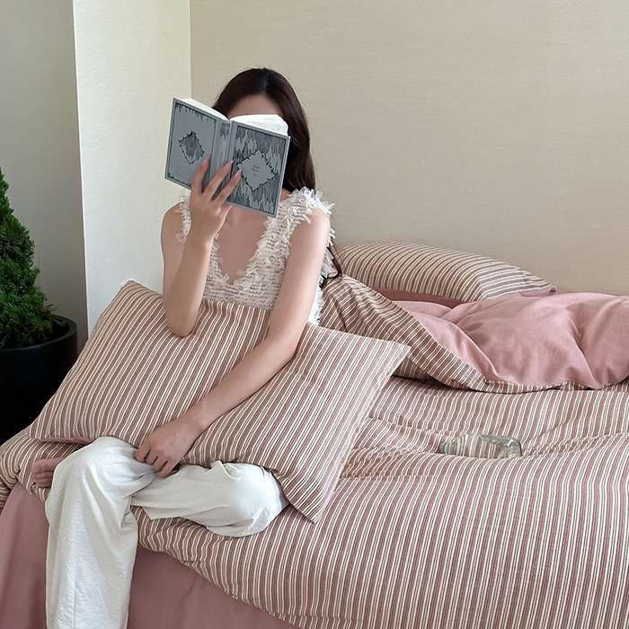 91家纺网 家纺一手货源 找家纺 2024新款全棉水洗提花工艺四件套-时光巴黎 巴黎红条