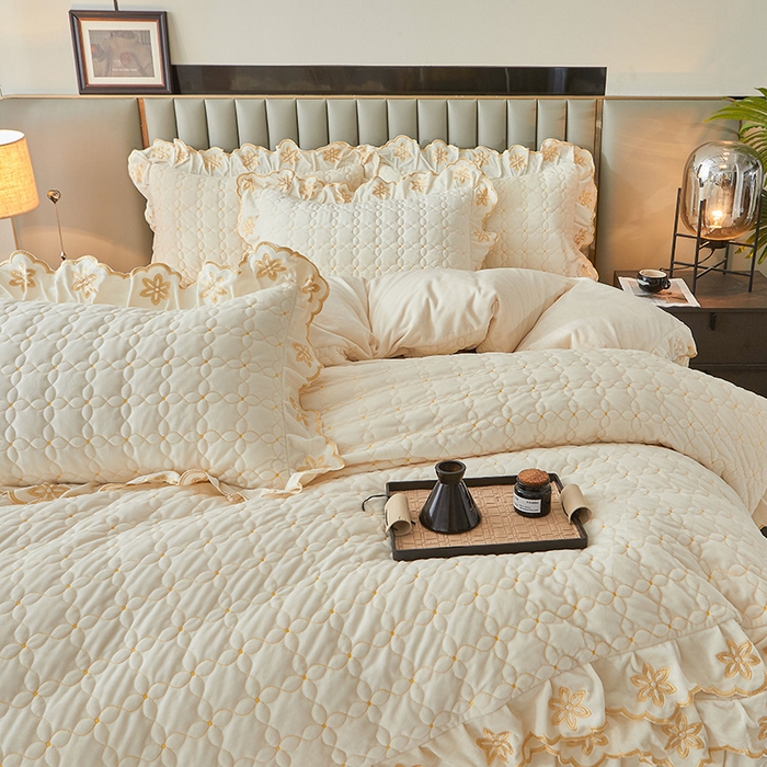 91家纺网 家纺一手货源 找家纺 虹星家纺 2024新款可拆卸宝宝绒夹棉床裙三四件套-盛世芳华 盛世芳华 奶白