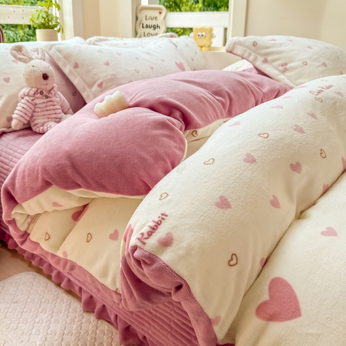 91家纺网 家纺一手货源 找家纺 梦可莱家居 2024秋冬牛奶绒韩系ins印花床盖四件套 粉爱心