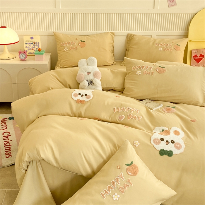 91家纺网 家纺一手货源 找家纺 一左一右 2024新款亲肤磨毛水洗棉立体毛巾绣花卡通四件套儿童学生三件套床笠（提供买家秀） 快乐兔兔-鹅黄