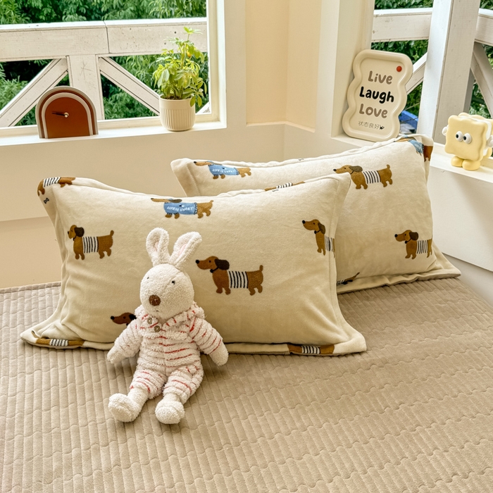 91家纺网 家纺一手货源 找家纺 梦可莱家居 2024秋冬牛奶绒韩系ins印花床盖四件套 跳跳狗