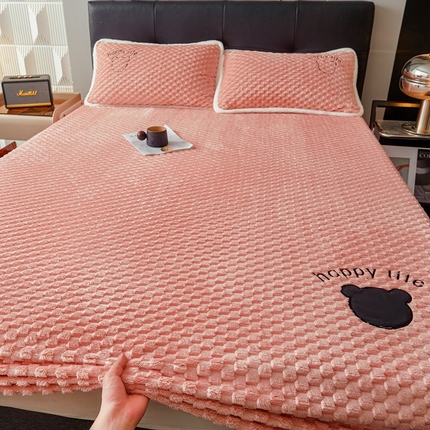 91家纺网 家纺一手货源 找家纺 极简 2024新款獭免绒刺绣款床笠-维尼熊 维尼熊-豆沙