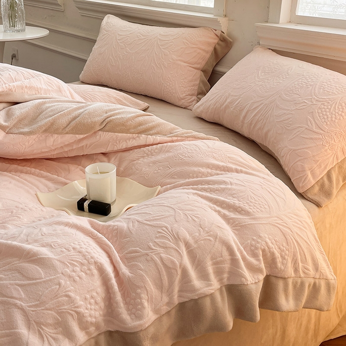 91家纺网 家纺一手货源 找家纺 2024新款A类雕花绒牛奶绒四件套宝宝绒婴儿绒床单被套保暖套件新品-米鹿提 白桃色