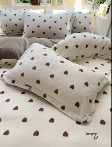 91家纺网 家纺一手货源 找家纺 梦可莱家居 2024秋冬牛奶绒韩系ins印花床盖四件套 卡爱心