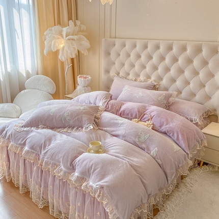91家纺网 家纺一手货源 找家纺 2024新款雕花绒牛奶绒重工艺床裙四件套-蝴蝶梦境 轻紫