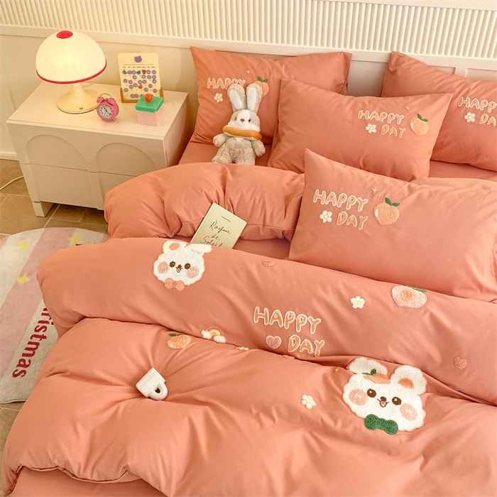 91家纺网 家纺一手货源 找家纺 一左一右 2024新款亲肤磨毛水洗棉立体毛巾绣花卡通四件套儿童学生三件套床笠（提供买家秀） 快乐兔兔-砖红