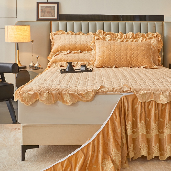 91家纺网 家纺一手货源 找家纺 虹星家纺 2024新款可拆卸宝宝绒夹棉床裙三件套-盛世芳华 盛世芳华 暖杏