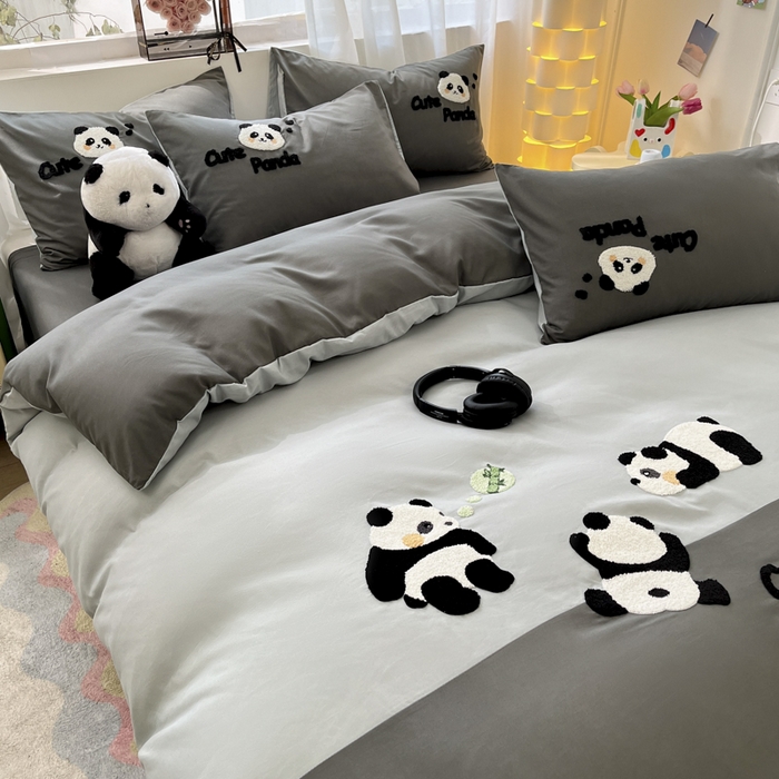 91家纺网 家纺一手货源 找家纺 一左一右 2024新款亲肤磨毛水洗棉拼接立体毛巾绣花卡通四件套儿童学生三件套床笠（提供买家秀） 熊猫派对-灰色