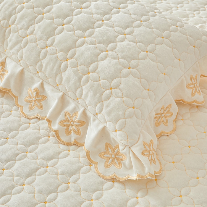 91家纺网 家纺一手货源 找家纺 虹星家纺 2024新款可拆卸宝宝绒夹棉床裙三四件套-盛世芳华 盛世芳华 奶白