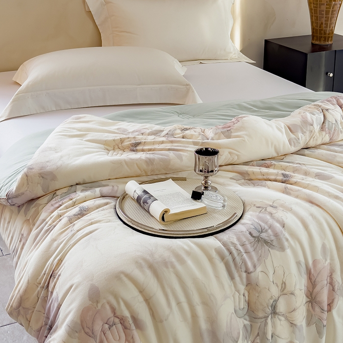 91家纺网 家纺一手货源 找家纺 丽卡家纺（原丽卡家纺） 2024新款7A抗菌艾阳棉提绒春秋被冬被子被芯 绿意庄园春秋被