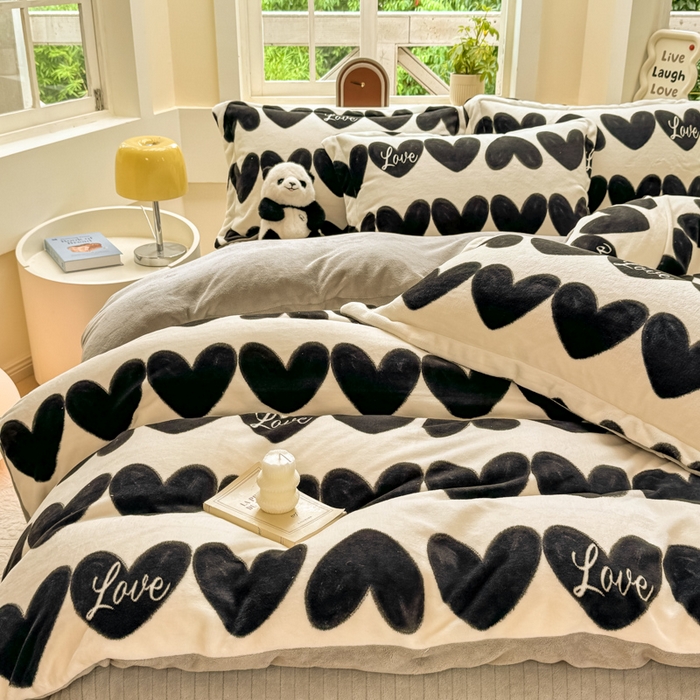 91家纺网 家纺一手货源 找家纺 梦可莱家居 2024秋冬牛奶绒韩系ins印花床盖四件套 黑爱心
