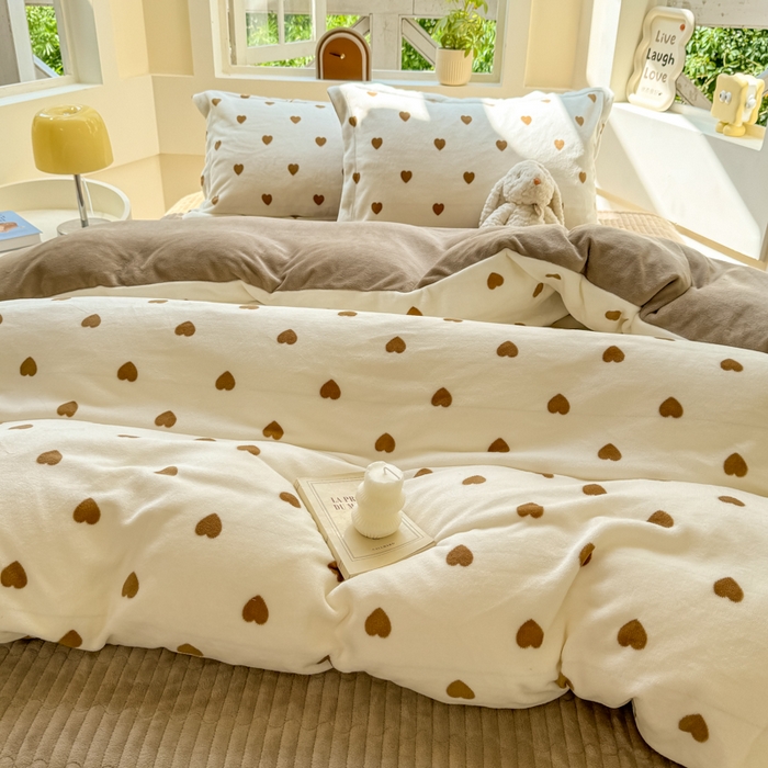 91家纺网 家纺一手货源 找家纺 梦可莱家居 2024秋冬牛奶绒韩系ins印花床盖四件套 卡爱心