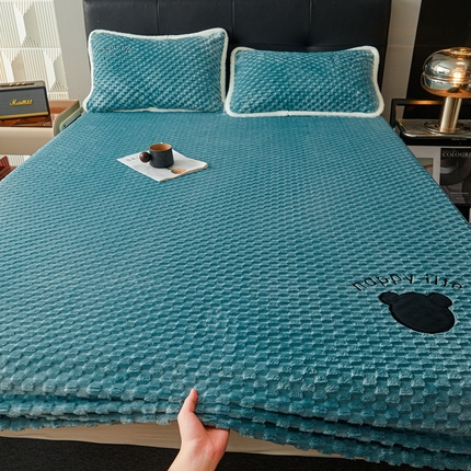 91家纺网 家纺一手货源 找家纺 极简 2024新款獭免绒刺绣款床笠-维尼熊 维尼熊-藏青