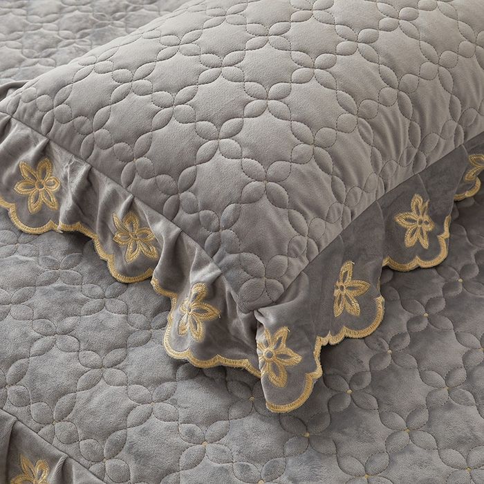 91家纺网 家纺一手货源 找家纺 虹星家纺 2024新款可拆卸宝宝绒夹棉床裙三四件套-盛世芳华 盛世芳华 梦灰