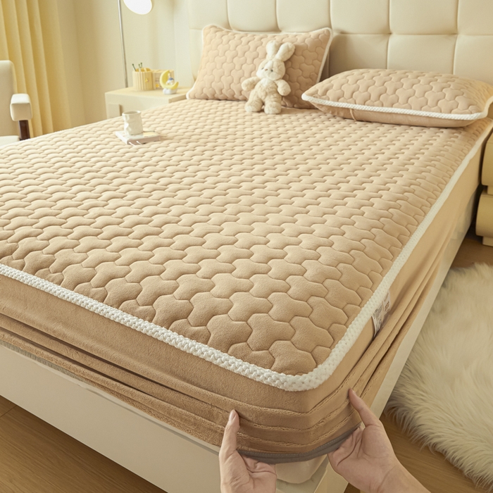 91家纺网 家纺一手货源 找家纺 雪云美 2024冬季新款加厚牛奶绒夹棉床笠三件套A类大豆床垫保护套纯色 牛奶绒--驼色