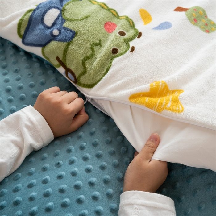91家纺网 家纺一手货源 找家纺 2024新款牛奶绒豆豆绒婴儿可拆式抱被 抱被-泡泡龙龙