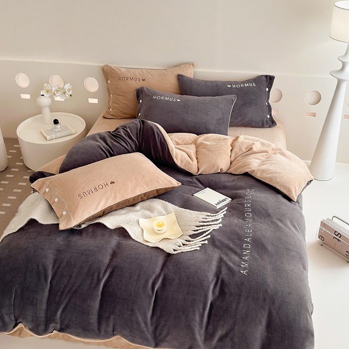 91家纺网 家纺一手货源 找家纺 潘朵拉家纺 2024新款字母绣花纯色系列牛奶绒四件套 穆斯 灰+咖