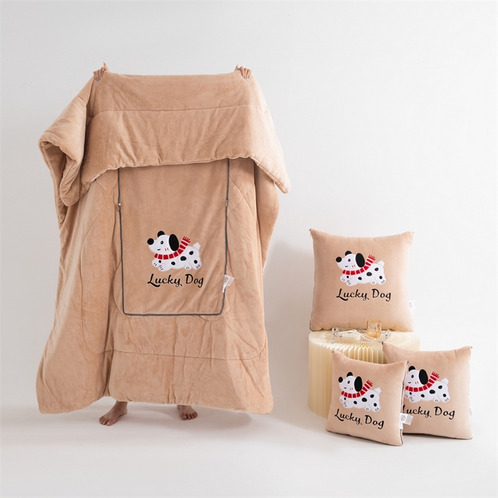 91家纺网 家纺一手货源 找家纺 2024新款牛奶绒动物乐园抱枕被 幸运崽崽