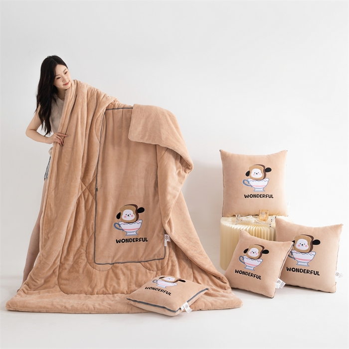 91家纺网 家纺一手货源 找家纺 2024新款牛奶绒动物乐园抱枕被 杯子幼崽