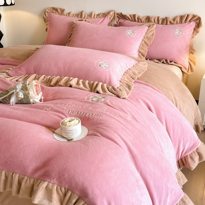 91家纺网 家纺一手货源 找家纺 露梦家纺 2025新款A类双面木耳花边加厚保暖牛奶绒刺绣款四件套-繁花系列（提供买家秀） 繁花-梅子粉