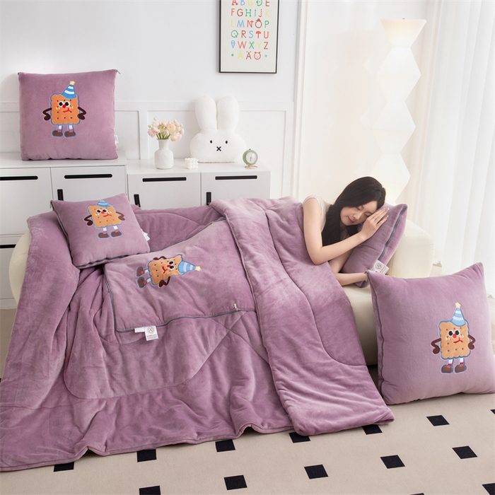 91家纺网 家纺一手货源 找家纺 2024新款牛奶绒动物乐园抱枕被 饼干宝宝