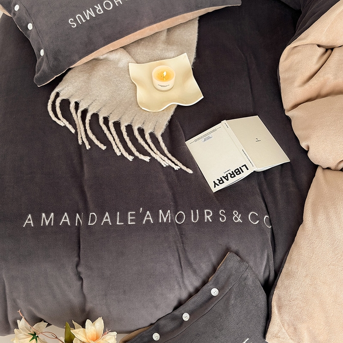 91家纺网 家纺一手货源 找家纺 潘朵拉家纺 2024新款字母绣花纯色系列牛奶绒四件套 穆斯 灰+咖