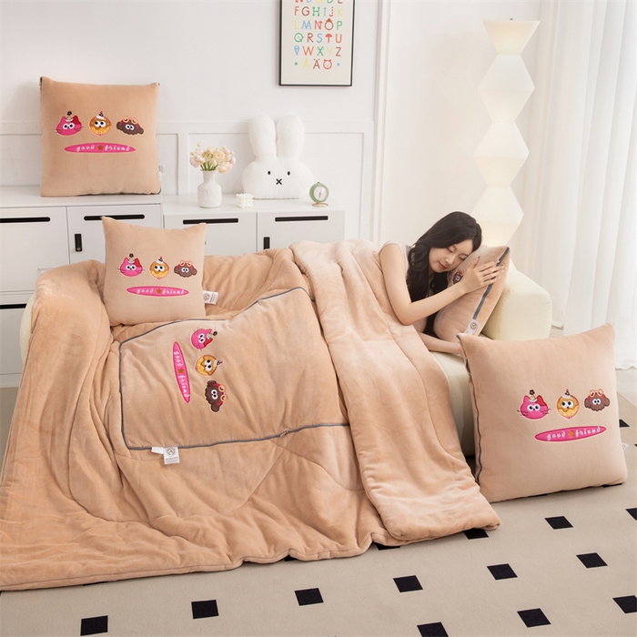 91家纺网 家纺一手货源 找家纺 2024新款牛奶绒动物乐园抱枕被 欢乐派对