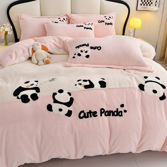 91家纺网 家纺一手货源 找家纺 一左一右 2024秋冬新款全消光高克重保暖加厚卡通拼接毛巾绣花牛奶绒四件套（提供买家秀） 熊猫集会-仲夏粉