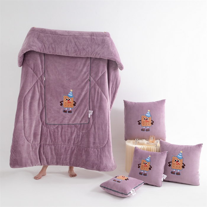 91家纺网 家纺一手货源 找家纺 2024新款牛奶绒动物乐园抱枕被 饼干宝宝