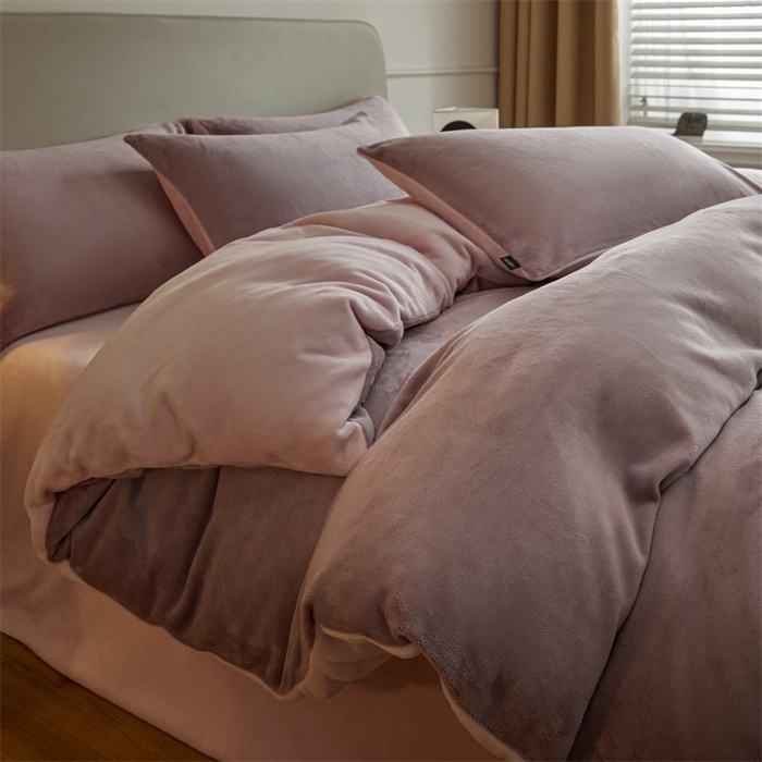 91家纺网 家纺一手货源 找家纺 凡客家居 2024新款A类加厚230克纯色双拼牛奶绒四件套 香芋紫+浅粉