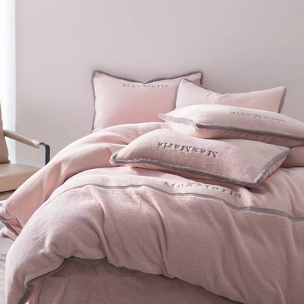 91家纺网 家纺一手货源 找家纺 2024新款高克重羊绒细绒绒四件套-玛利亚系列 天雪粉