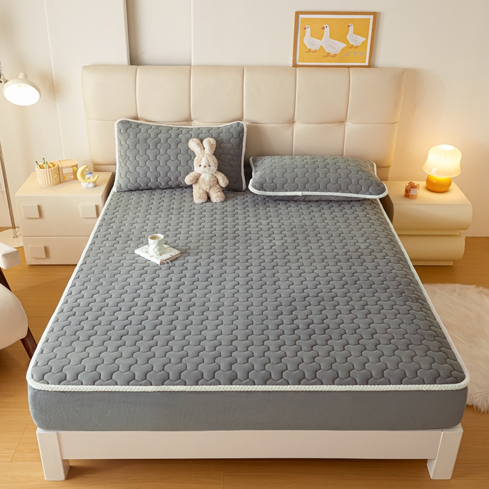 91家纺网 家纺一手货源 找家纺 雪云美 2024冬季新款加厚牛奶绒夹棉床笠三件套A类大豆床垫保护套纯色 牛奶绒--帝灰