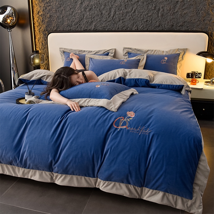 91家纺网 家纺一手货源 找家纺 2024新款加厚保暖A类婴儿绒四件套-朵拉系列 朵拉-景泰蓝+星空灰