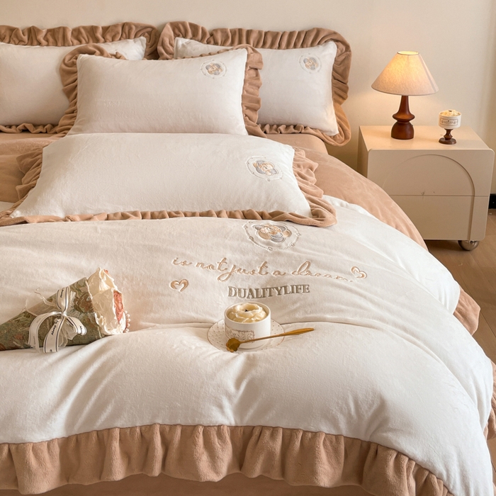 91家纺网 家纺一手货源 找家纺 露梦家纺 2025新款A类双面木耳花边加厚保暖牛奶绒刺绣款四件套-繁花系列（提供买家秀） 繁花-奶油白